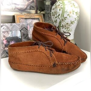 Minnetonka Women's Suede Ankle Boot Brown Suede Moccasin Shoes